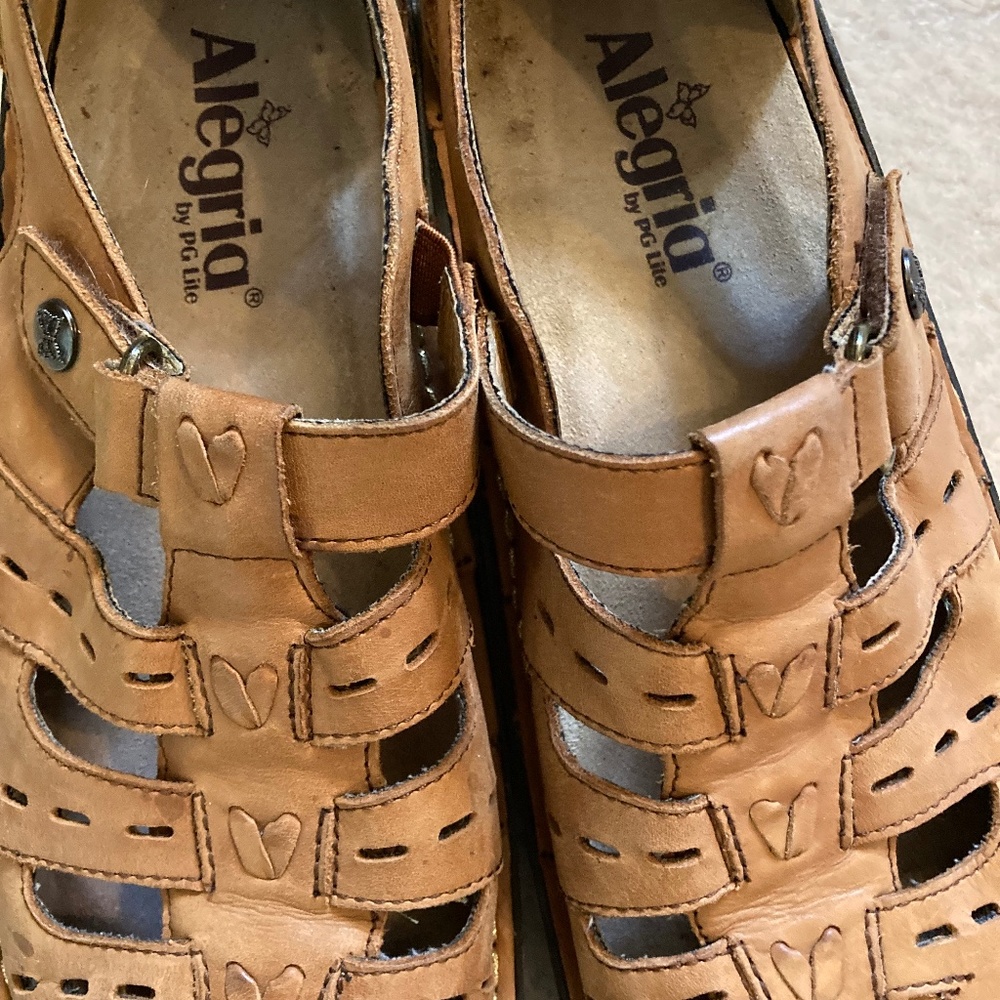 Allegria size 8 (38) tan sandals
